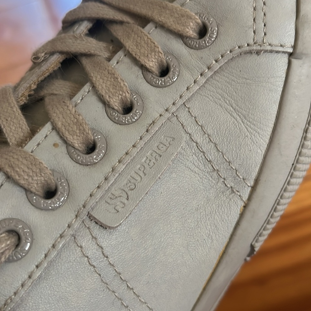 barely worn - Picture 2 of 4